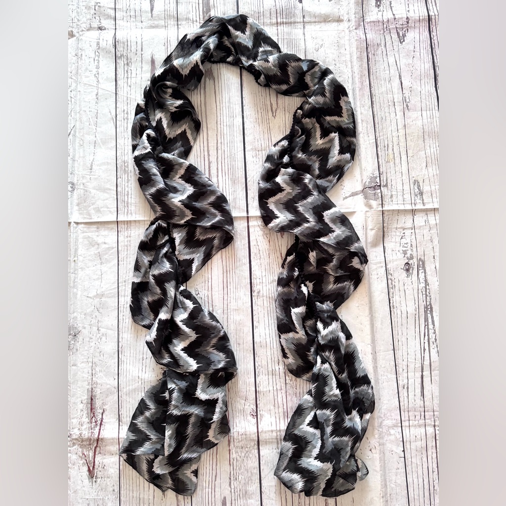 Ellen Tracy Brand New With Tags Black And White Scarf